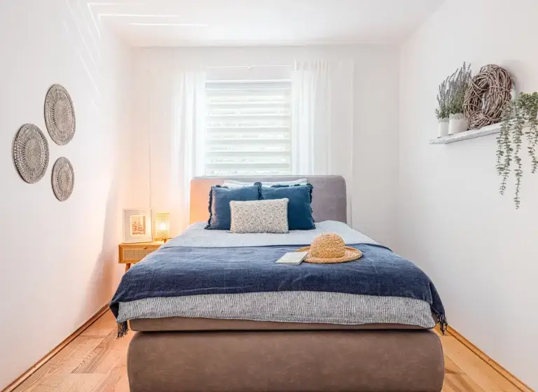Bedroom AMBER