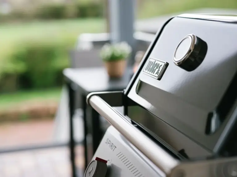 Sapphire White outdoor area with Weber grill