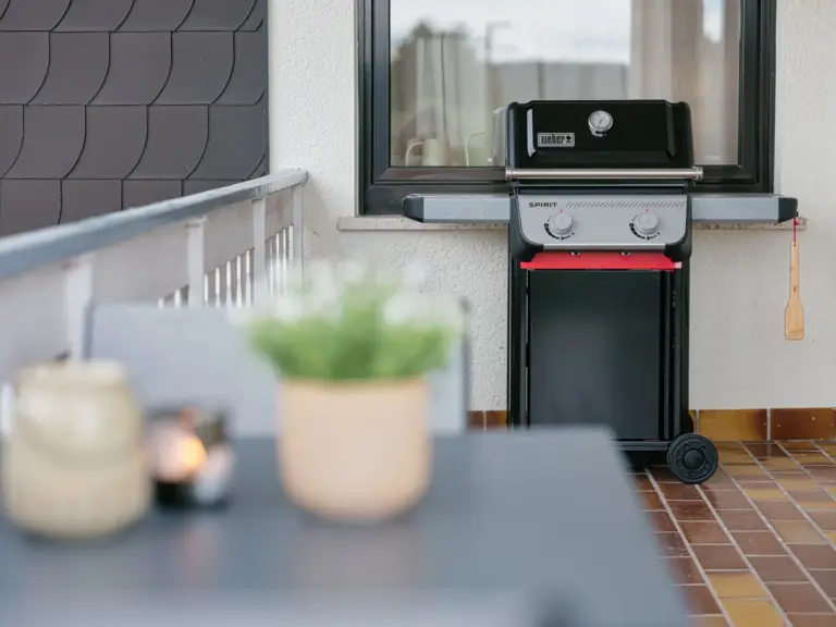 Sapphire White outdoor area with Weber grill